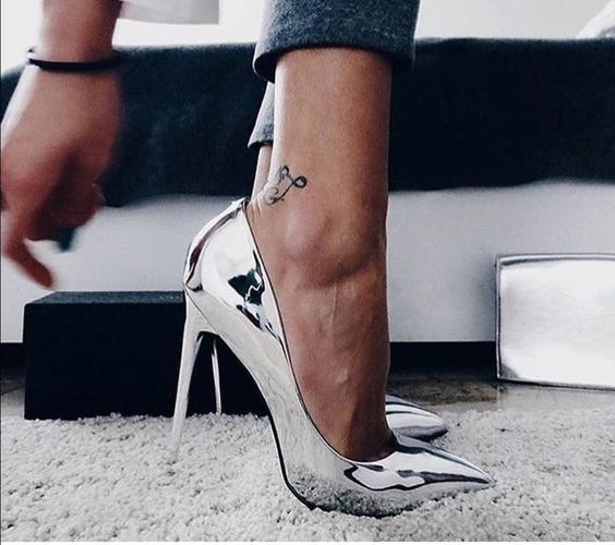 Como combinar sapatos prateados com looks casuais