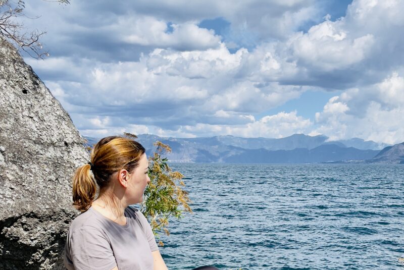 Como começar a viajar sozinha: guia de 30 dias de preparação