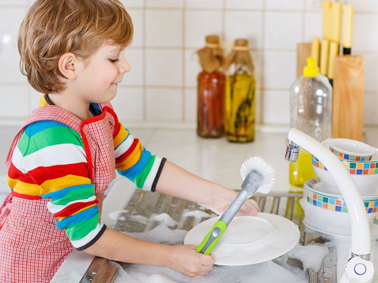 ensinar responsabilidade lavando louça