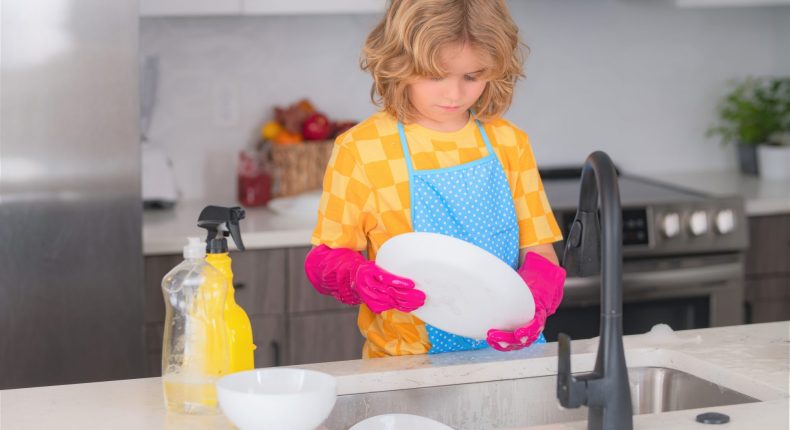 Como criar disciplina para os filhos ajudarem na louça