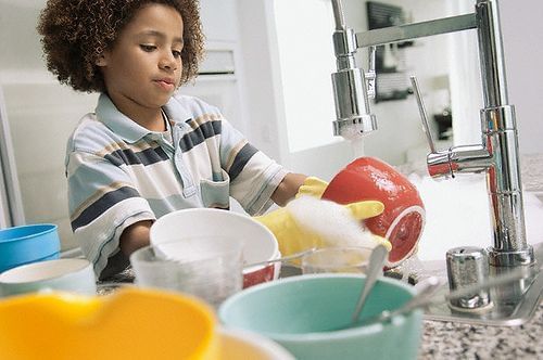 Como criar disciplina para os filhos ajudarem na louça