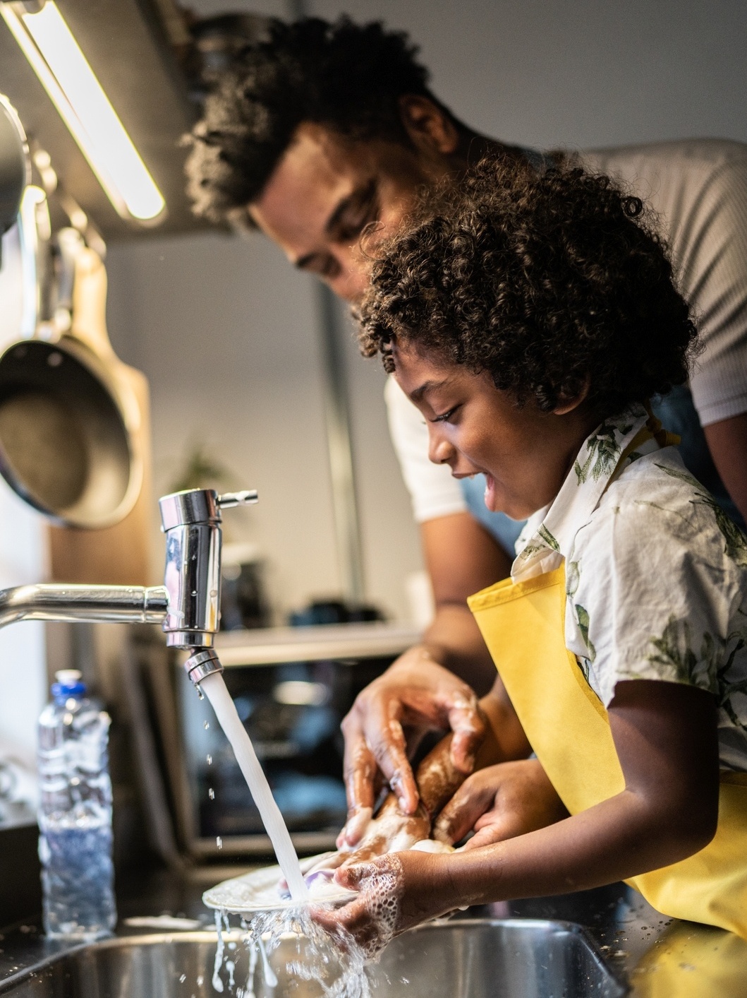 ensinar responsabilidade lavando louça