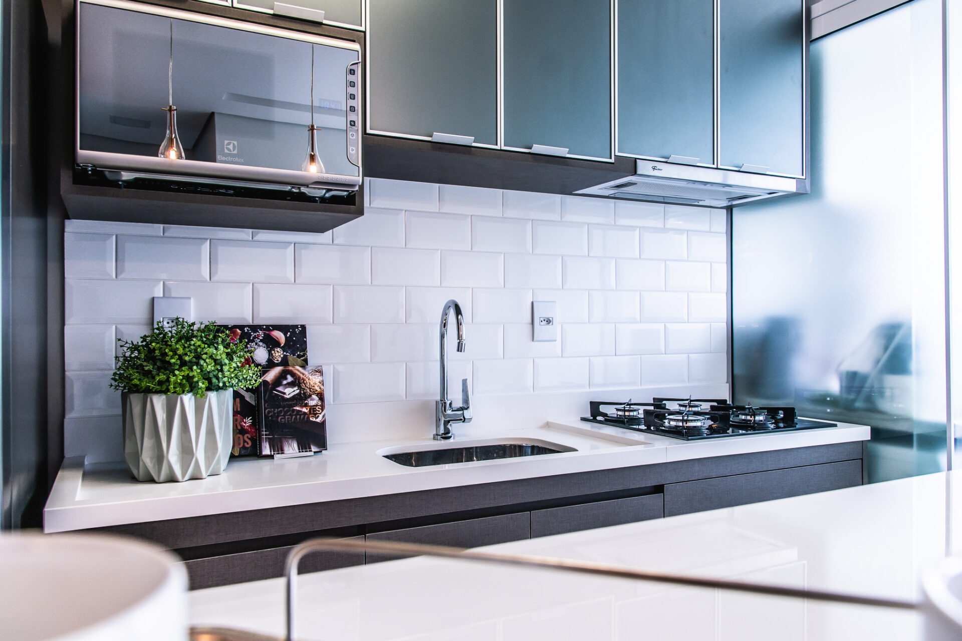 Como decorar cozinha com revestimento metrô white