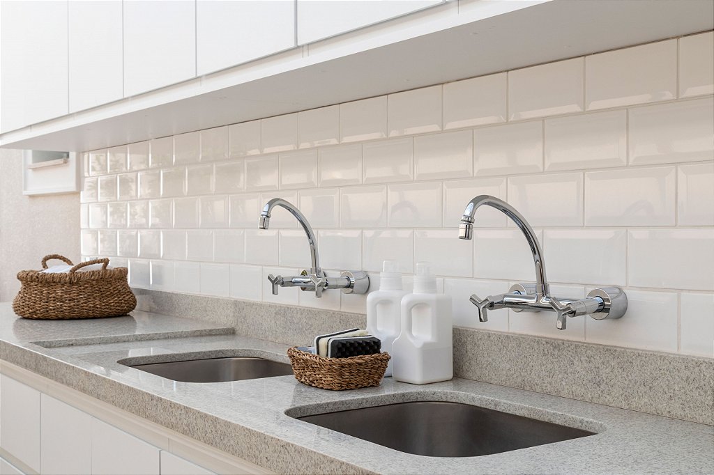 Decoração Escandinava na Cozinha: O Toque do Metrô White e Madeira