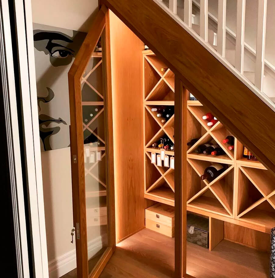 Móveis Planejados vs. Modulados: Qual a Melhor Opção para o Espaço da Escada?