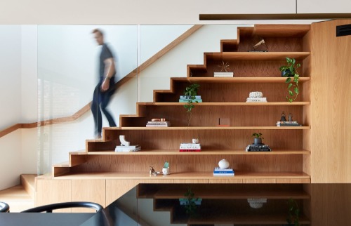 Móveis Planejados vs. Modulados: Qual a Melhor Opção para o Espaço da Escada?