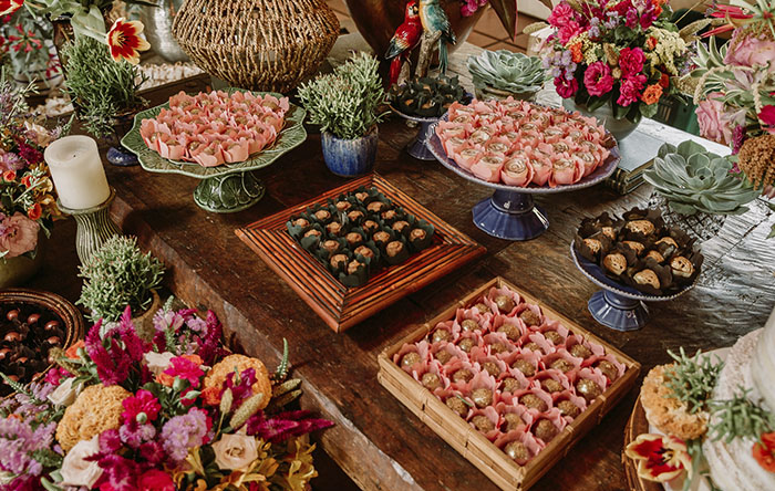 Guia Completo: Como Escolher a Toalha de Mesa Perfeita para Seu Buffet