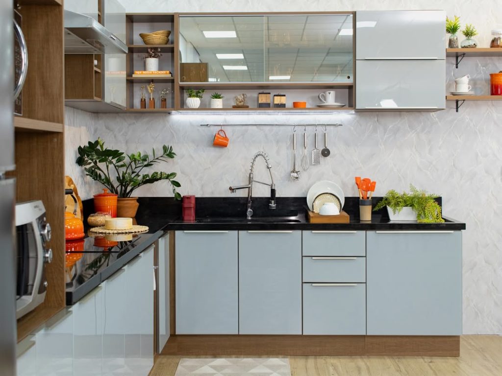 5 maneiras criativas de usar louças na decoração da cozinha