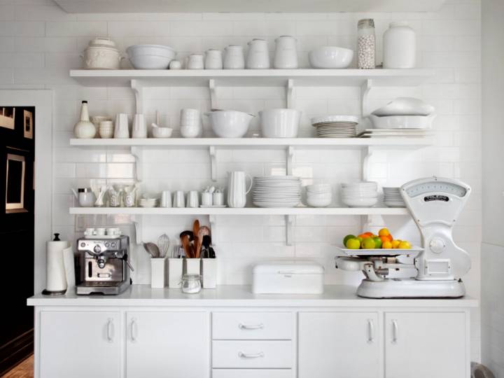 Como decorar prateleiras de cozinha com louças