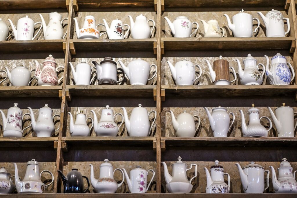 5 maneiras criativas de usar louças na decoração da cozinha