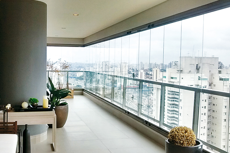 Como decorar sacada de vidro de apartamento