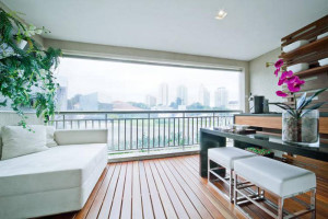 Como decorar sacada de vidro de apartamento