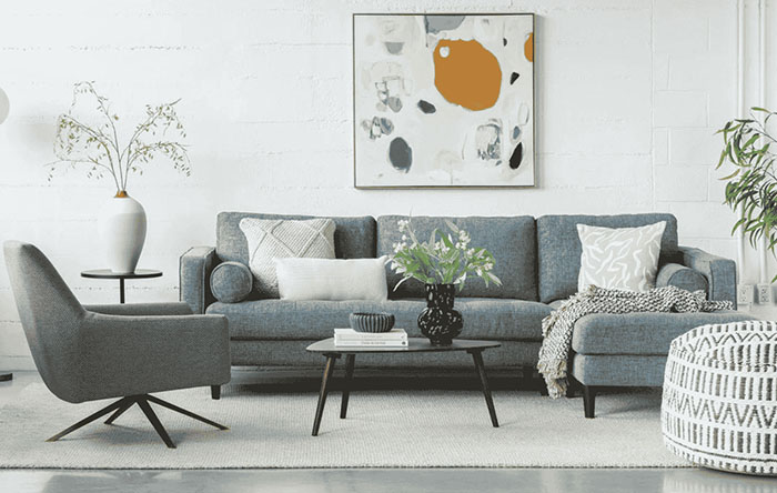 Como decorar sala de estar com sofá cinza