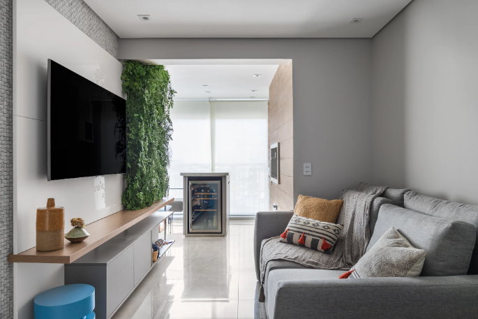 Como decorar sala de estar com sofá cinza