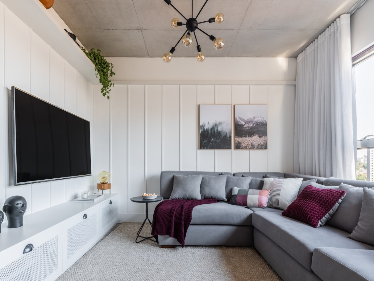 erros comuns ao decorar sala com sofá cinza