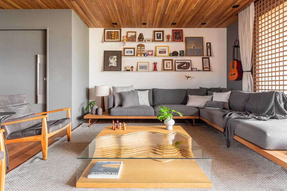 Como decorar sala de estar com sofá cinza