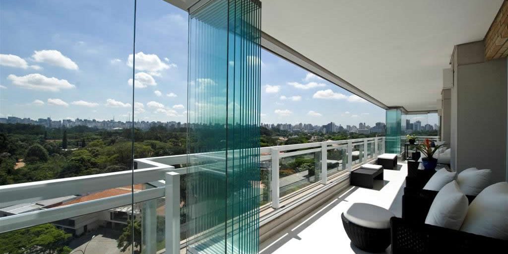 Como decorar varanda fechada com cortina de vidro