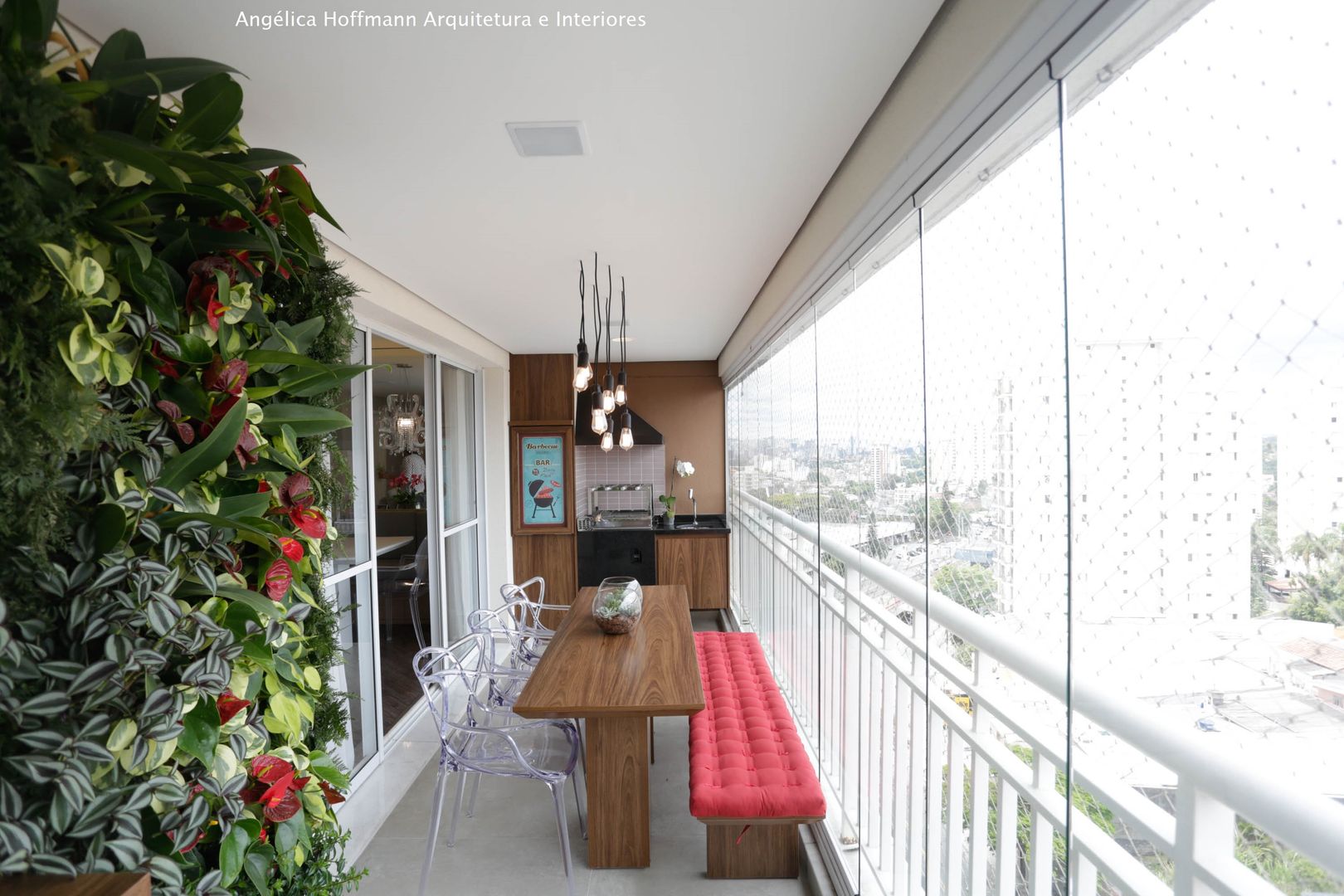 Como decorar varanda fechada com cortina de vidro