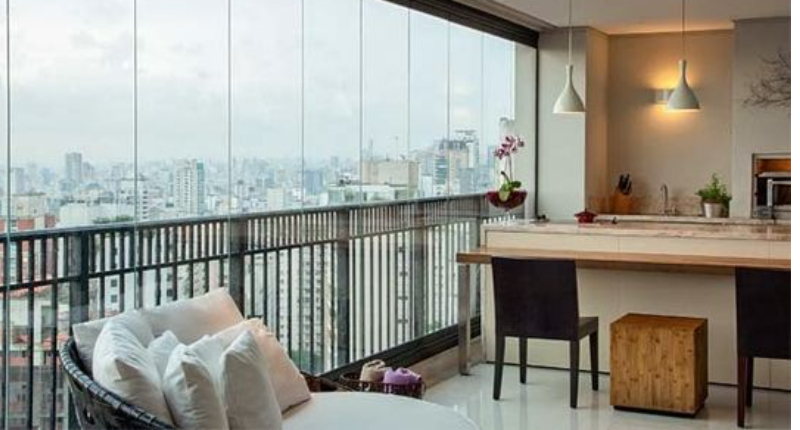 Como decorar varanda fechada com cortina de vidro