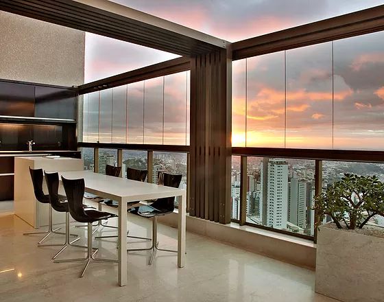 Como decorar varanda fechada com cortina de vidro