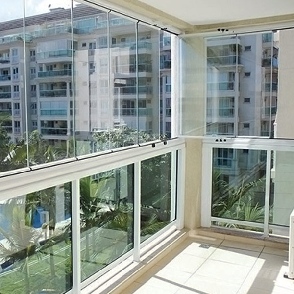 Como decorar varanda fechada com cortina de vidro