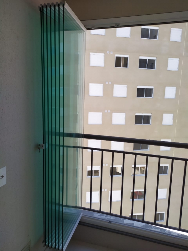 Como decorar varanda fechada com cortina de vidro