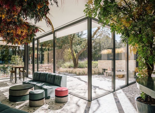 Como decorar varanda fechada com cortina de vidro