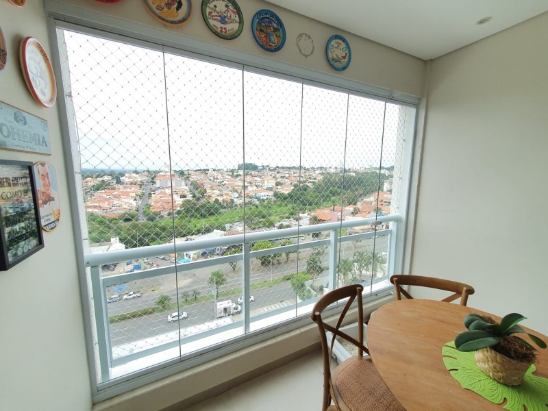 Como decorar varanda fechada com cortina de vidro