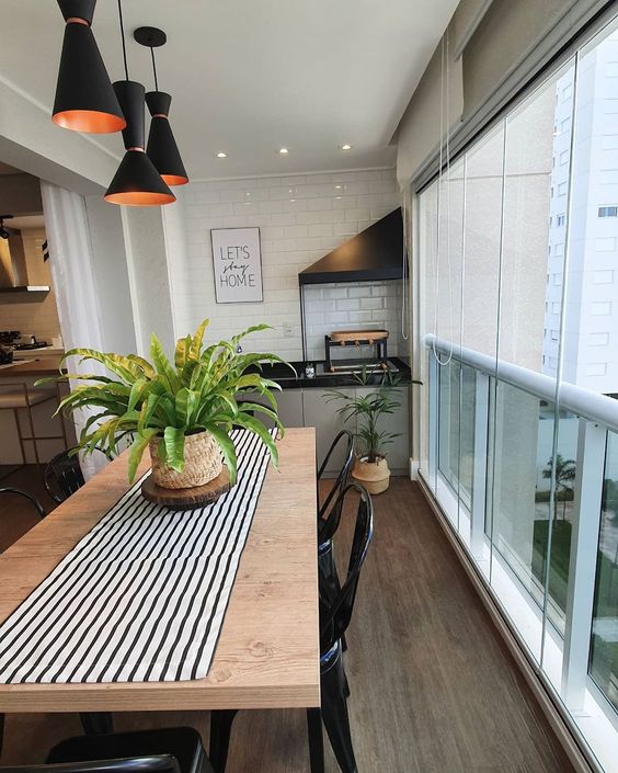 Como decorar varanda fechada com cortina de vidro