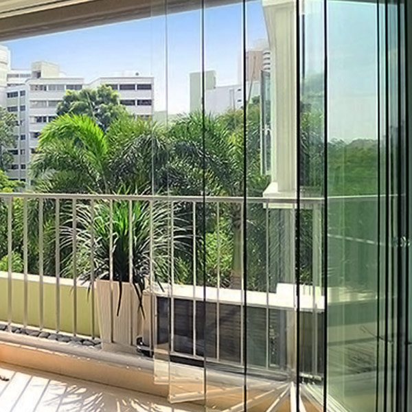 Como decorar varanda fechada com cortina de vidro