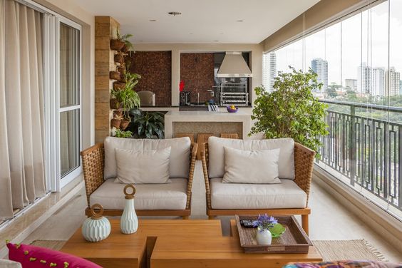 Como decorar varanda fechada com cortina de vidro