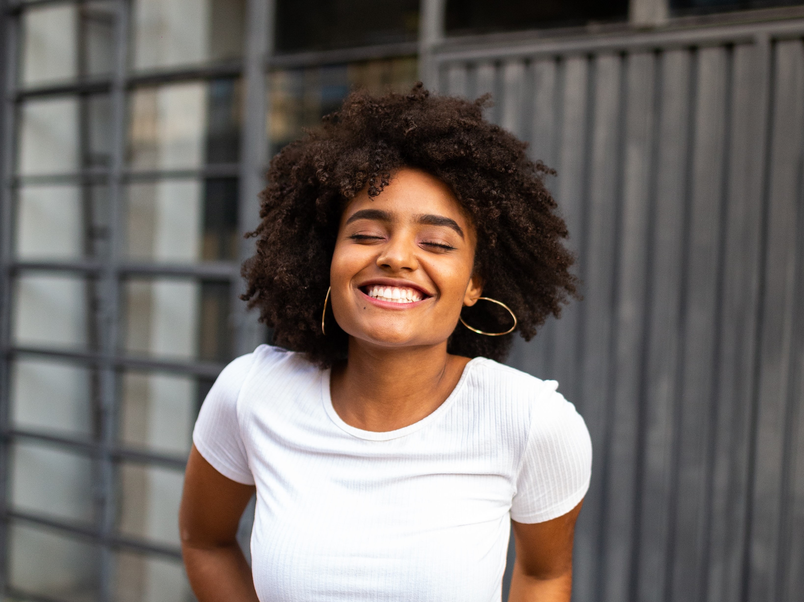 Desvendando o Fator Encolhimento no Cabelo 4C: Como Aumentar o Comprimento dos Seus Cachos