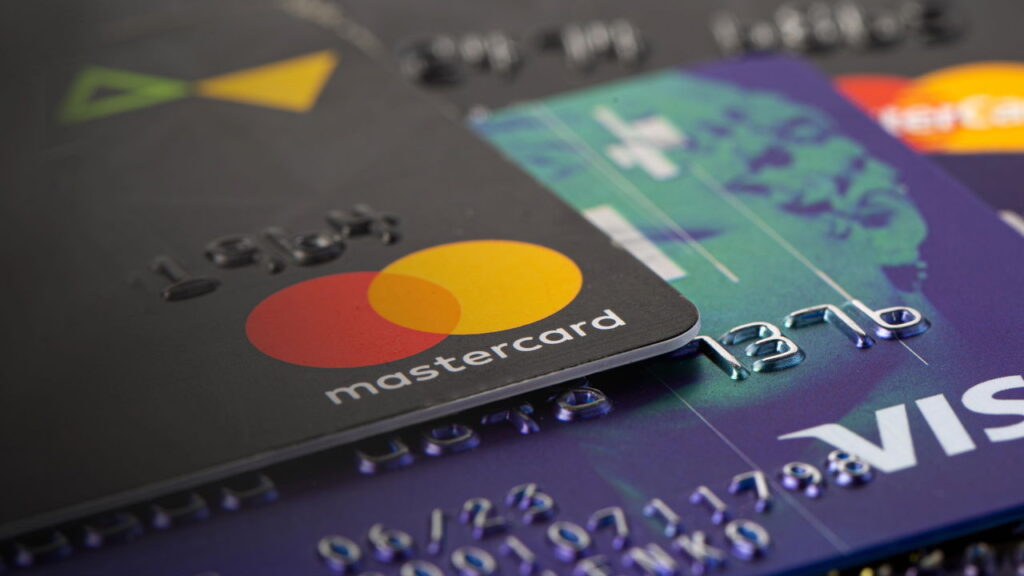 Como escolher o melhor cartão de crédito para milhas