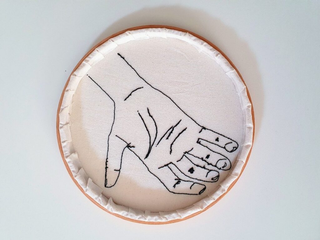 como esconder linha no avesso do bordado