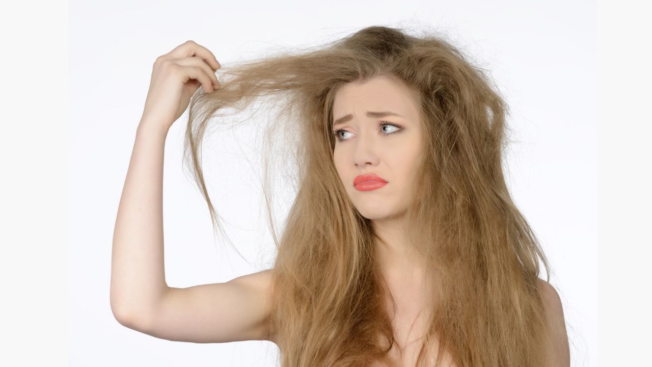 Como evitar o frizz no cabelo em dias úmidos