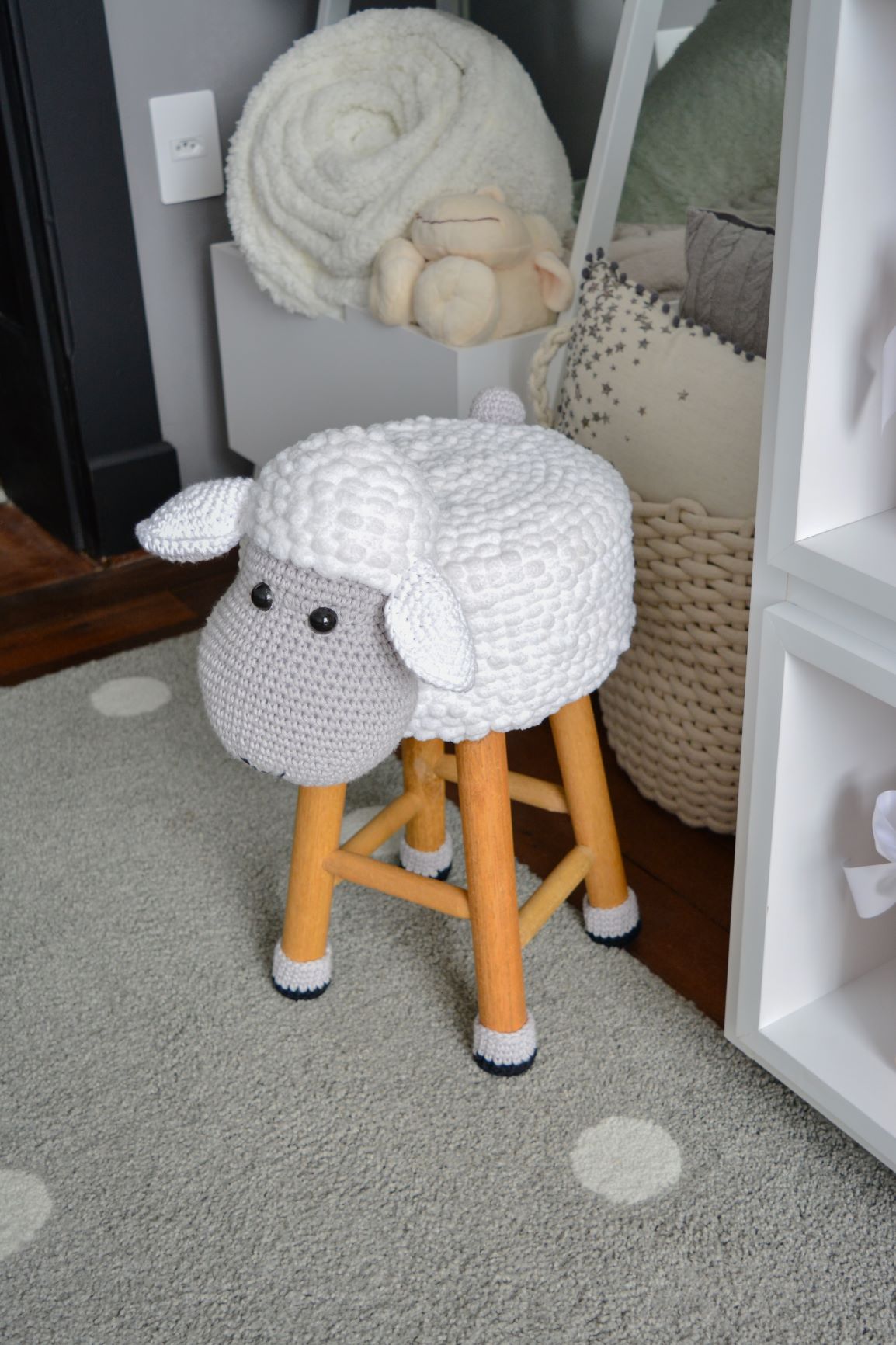 banco de madeira com assento de crochê