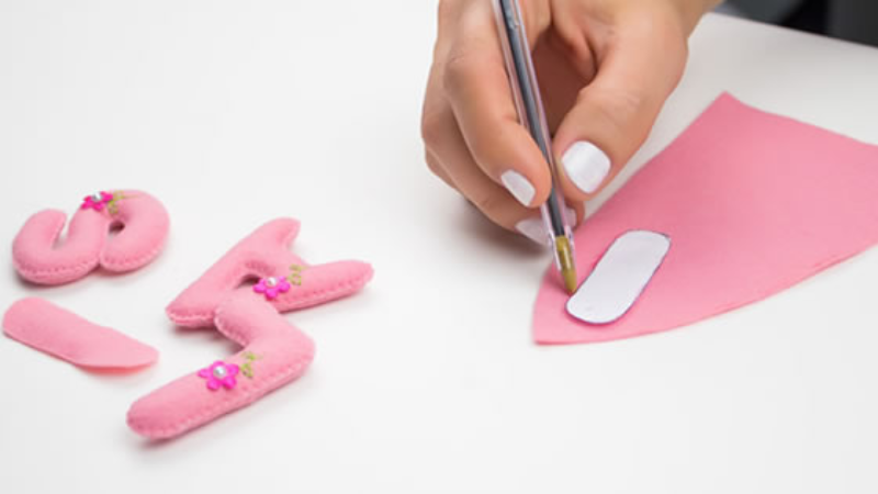 Como fazer chaveiro de feltro de letra com enchimento