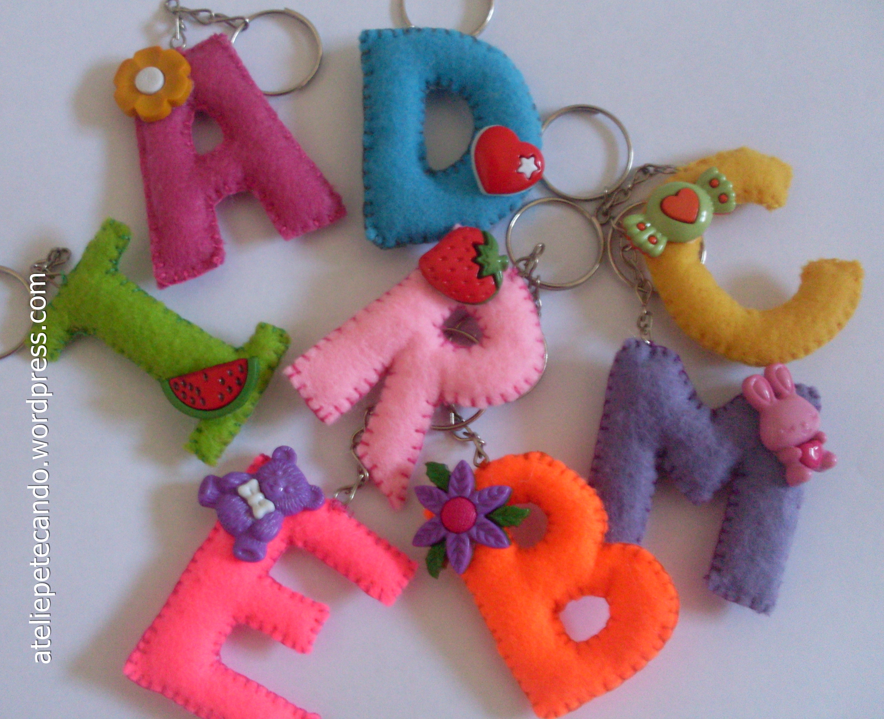 Como fazer chaveiro de feltro de letra com enchimento