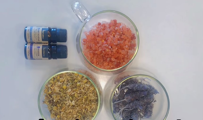 como fazer escalda pés com sal grosso