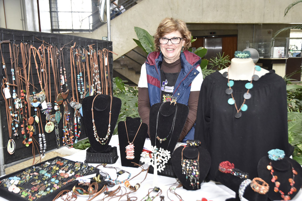 como fazer expositor de joias para feiras