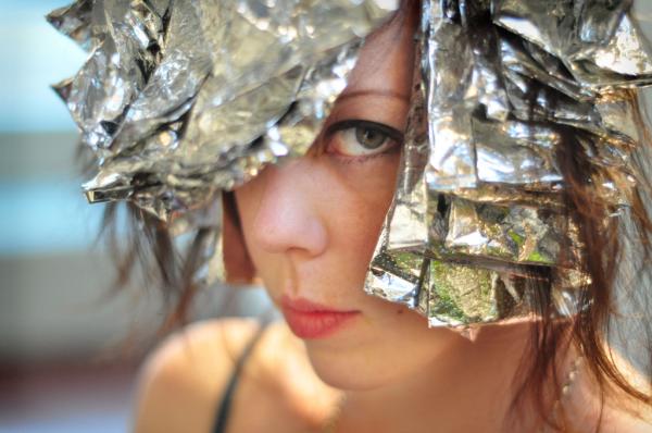 Como fazer ondas no cabelo com papel alumínio