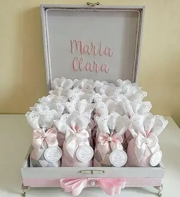 5 ideias de títulos: 1. DIY Sachês Perfumados: A Lembrancinha Perfeita para o seu Chá de Bebê. 2. Chá de Bebê Inesquecível: Crie Sachês Perfumados Delicados. 3. Guia Completo: Como Fazer Sachês Perfumados para Chá de Bebê. 4. Economia e Charme: Sachês Perfumados Feitos em Casa para o Chá de Bebê. 5. Aromas que Encantam: Escolha as Melhores Essências para Sachês de Bebê.