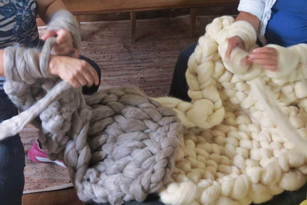 Como fazer tricô de braço (arm knitting) para mantas