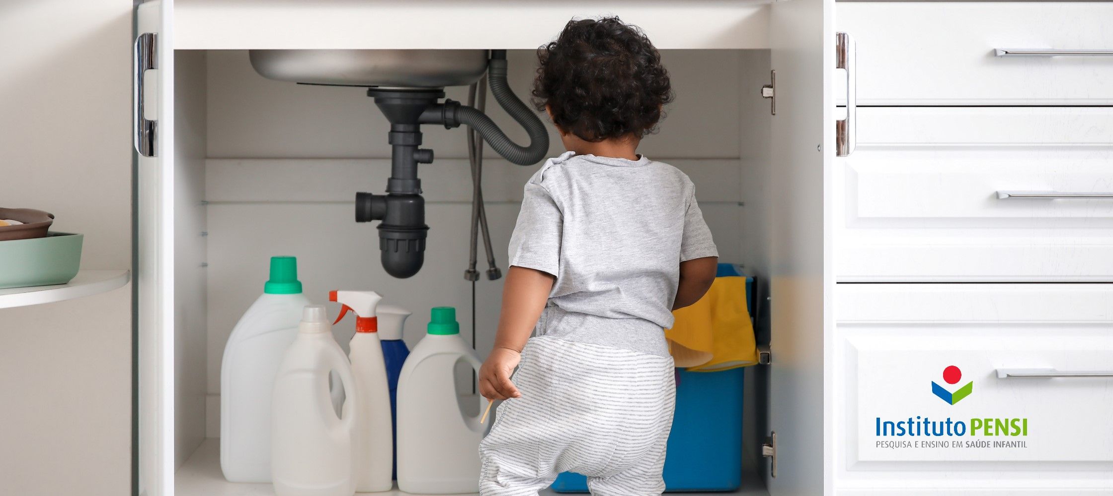 Como fazer uma limpeza de armários de cozinha com as crianças