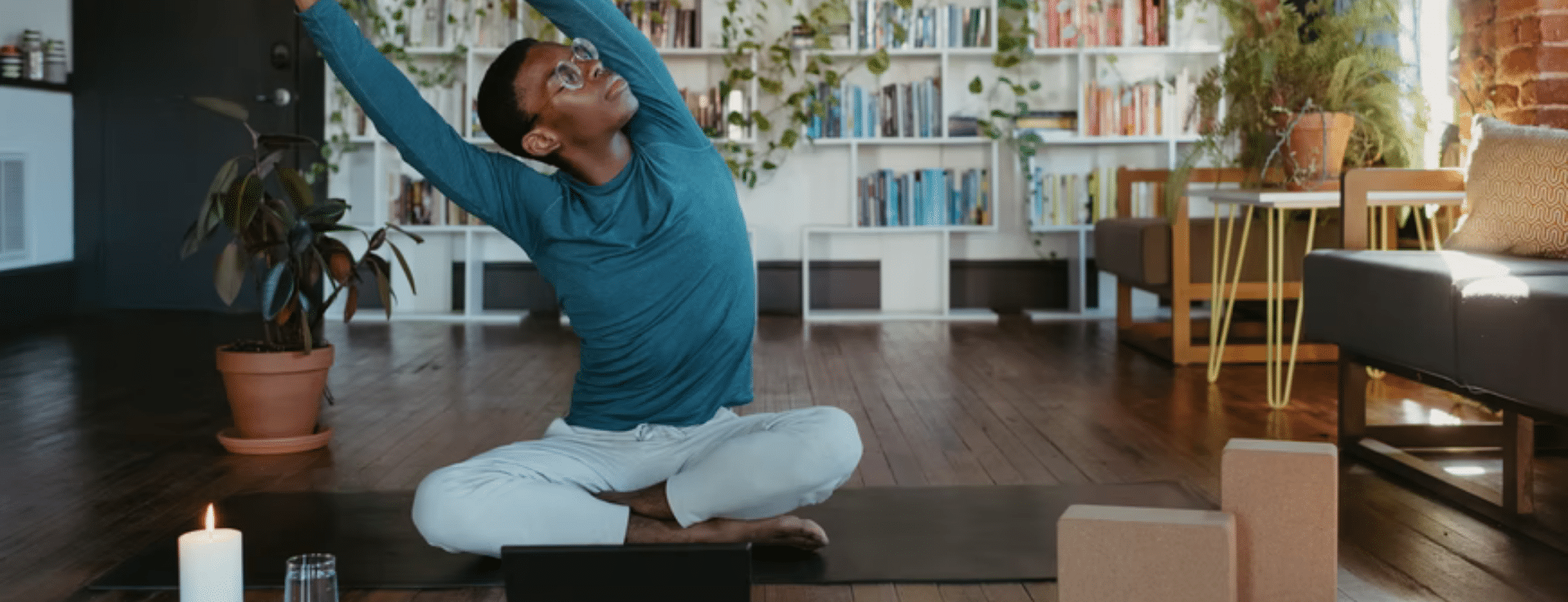 Como fazer yoga em casa com canais do YouTube