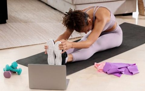 Como fazer yoga em casa com canais do YouTube