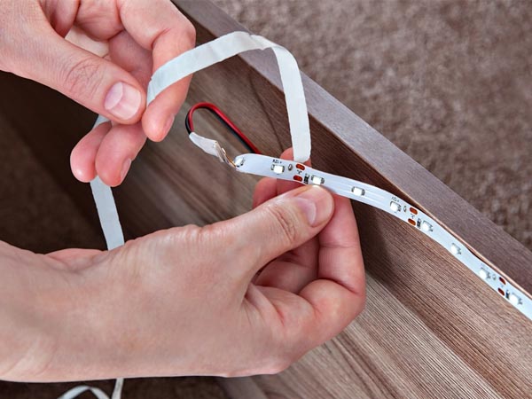 Como instalar fita de LED em sanca e móveis