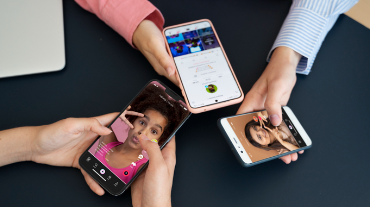 Como lidar com o uso de redes sociais por adolescentes