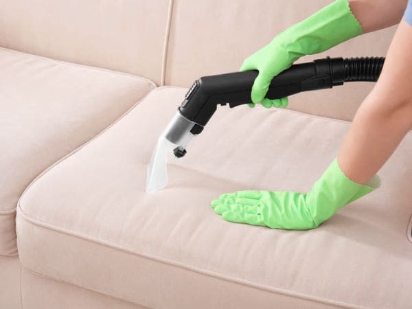 como limpar sofá de veludo em casa