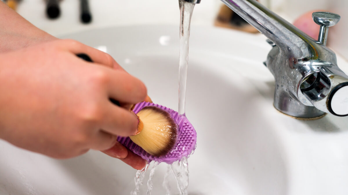 limpador de pincel de maquiagem vs sabão neutro